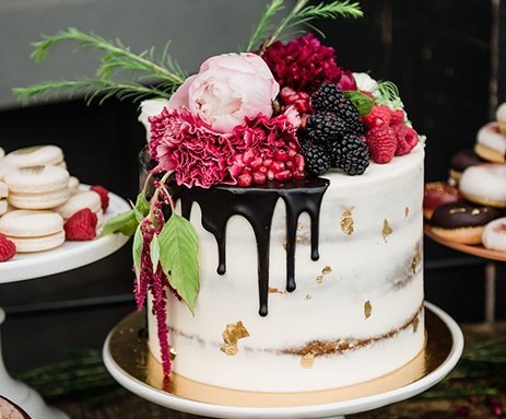 Flowers on wedding cake